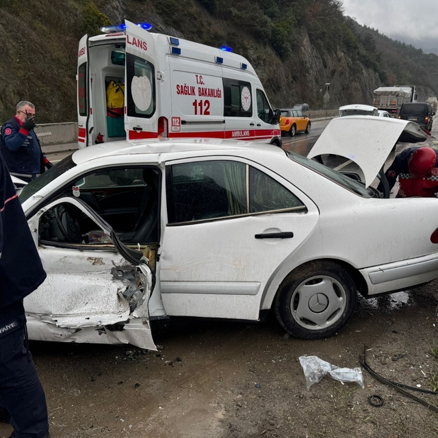 Sakarya'da bariyere çarpan otomobilin sürücüsü öldü