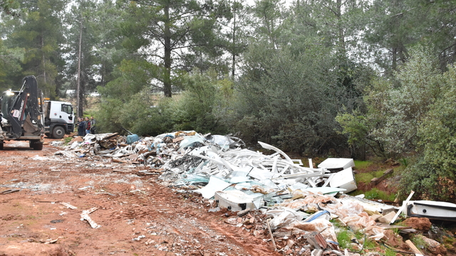 Antalya'da ormanlık alana dökülen çöp ve moloz belediye ekiplerince temizlendi