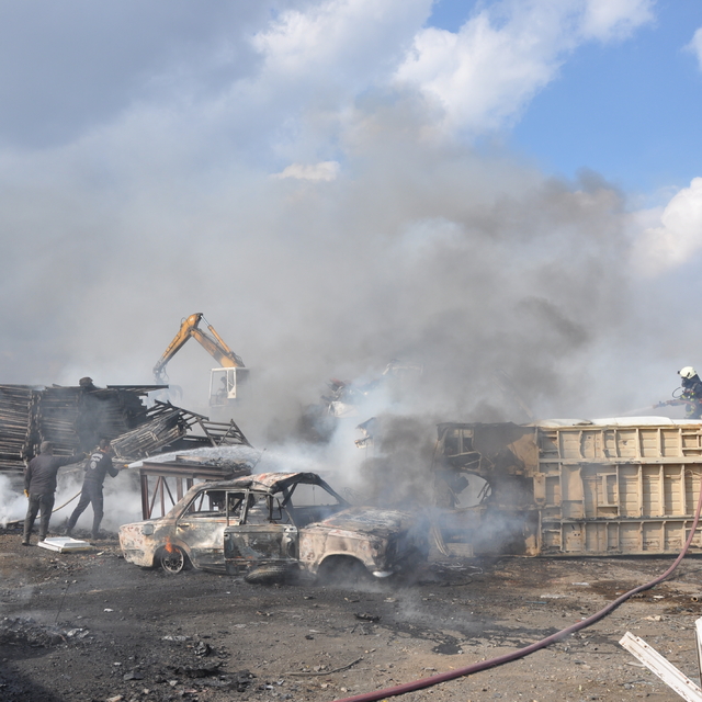 Silifke'de hurdalık alanda çıkan yangın söndürüldü