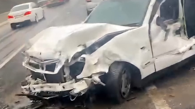 Bariyerlere çarpan otomobilin sürücüsü öldü, eşi yaralı