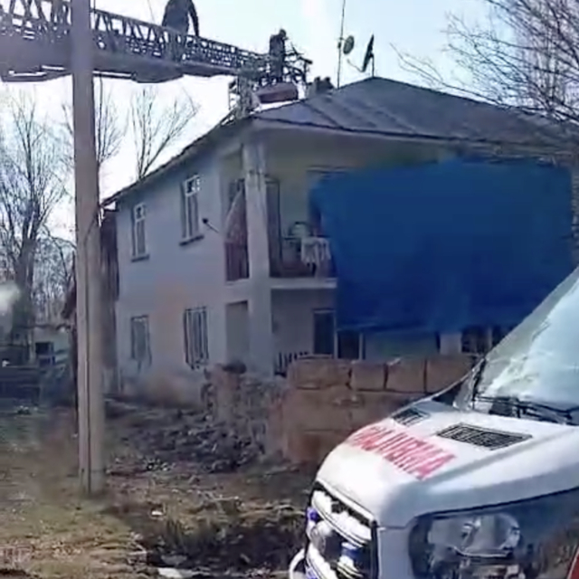 Elazığ'da çatı yangını söndürüldü; müdahale eden itfaiye personeli düştü