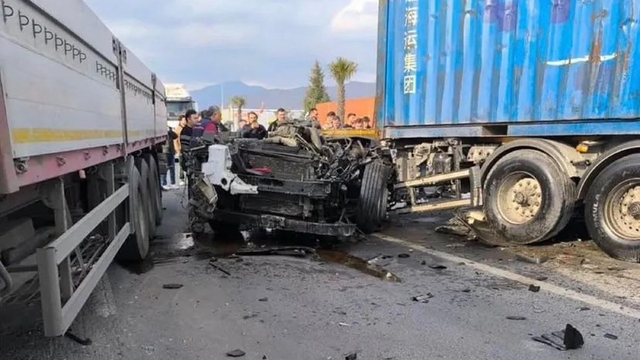 Seyir halindeki TIR karşı şeride geçti, sürücüsü hayatını kaybetti