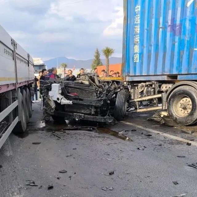 Seyir halindeki TIR karşı şeride geçti, sürücüsü hayatını kaybetti