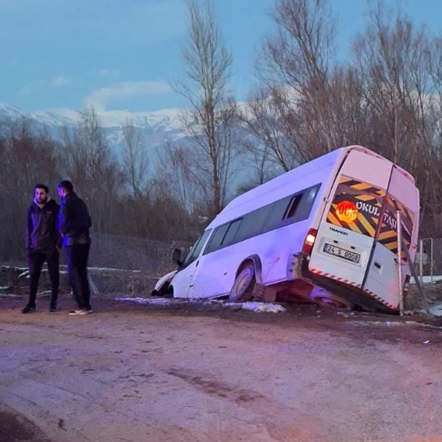 Erzincan'da öğrenci servisinin sulama kanalına düştüğü kazada 11 kişi yaral...
