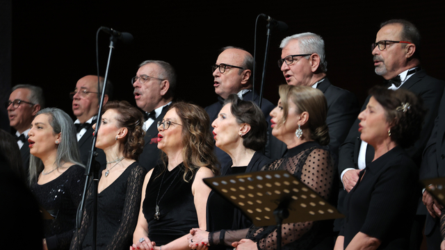 Bursa'da "Otizm Farkındalık Konseri"nde TRT sanatçısı Nusret Yılmaz ve koro sahne aldı