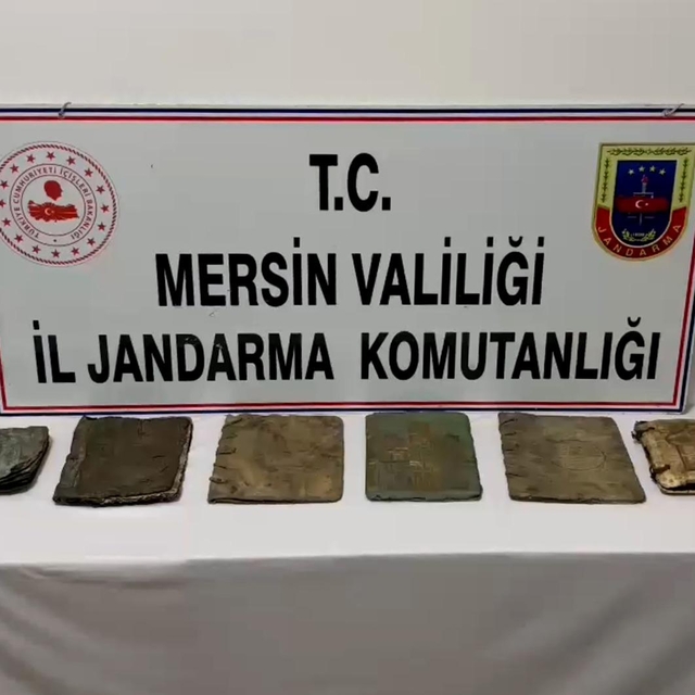 Mersin'de 6 el yazması kitap ele geçirildi