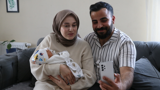 Bakan Göktaş, Aile ve Gençlik Fonu ile yuva kurup bebek sahibi olan çifti tebrik etti