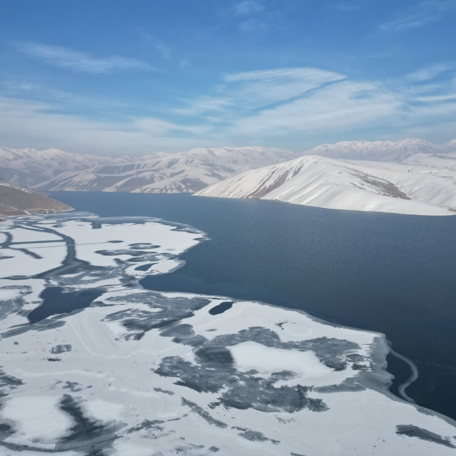 Yüksekova Dilimli Baraj Gölü dondu