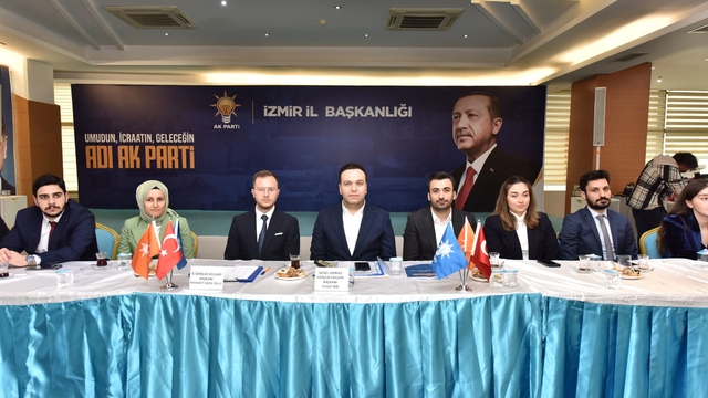 AK Parti Gençlik Kolları Genel Başkanı İbiş, İzmir teşkilatıyla buluştu