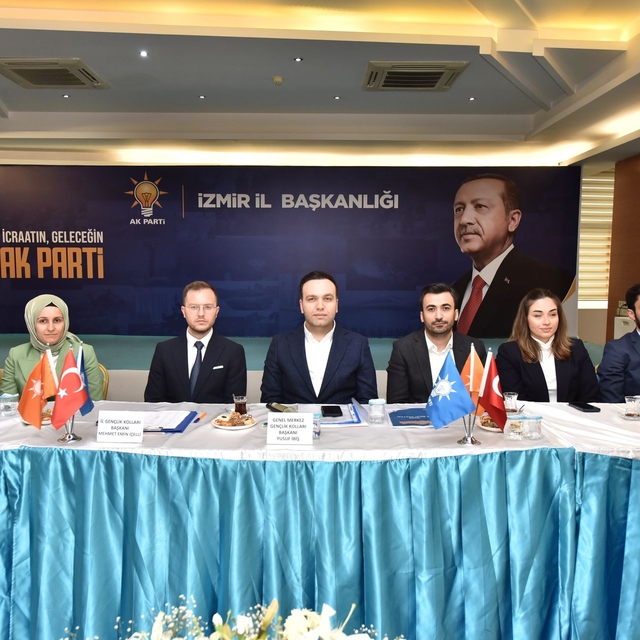AK Parti Gençlik Kolları Genel Başkanı İbiş, İzmir teşkilatıyla buluştu