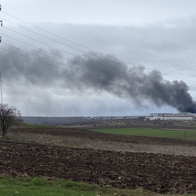 Edirne'de fabrika yangınına müdahale ediliyor