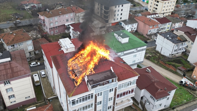 Tekirdağ'da apartmanın çatı katında çıkan yangın söndürüldü