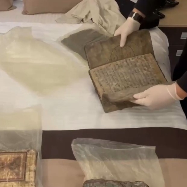 Mersin'de el yazması 6 kitap ele geçirildi; 3 gözaltı