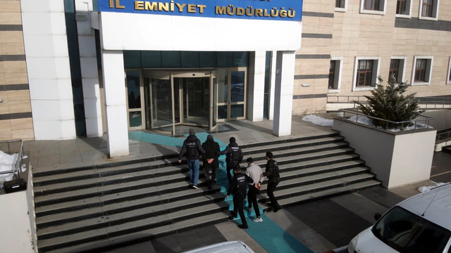 Yabancı uyruklu 2 şüphelinin midesinden 1 kilo 340 gram afyon sakızı çıktı