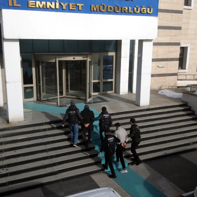 Yabancı uyruklu 2 şüphelinin midesinden 1 kilo 340 gram afyon sakızı çıktı