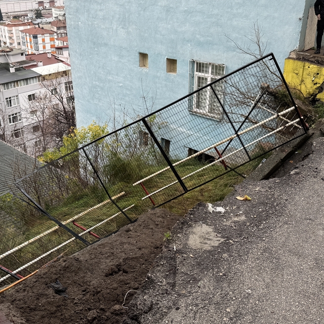 Samsun'da sokakta toprak kayması sonucu yolun bir bölümü çöktü