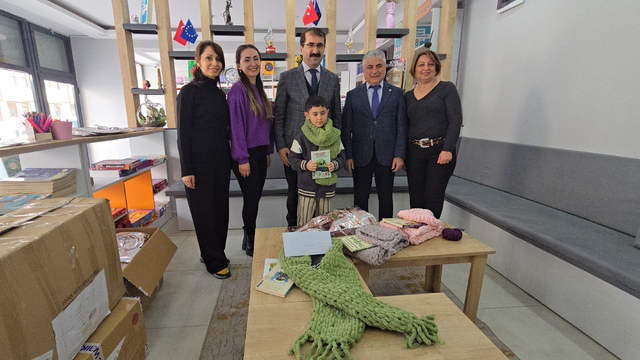 Artvin'de öğretmenler deprem bölgesindeki kardeş okulun öğrencileri için atkı ördü