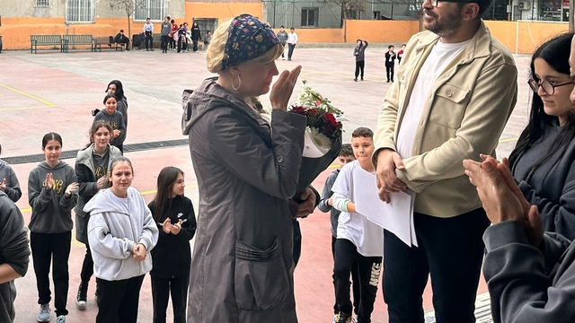 İzmir'de hastalığı nedeniyle emekli olan öğretmene duygusal uğurlama