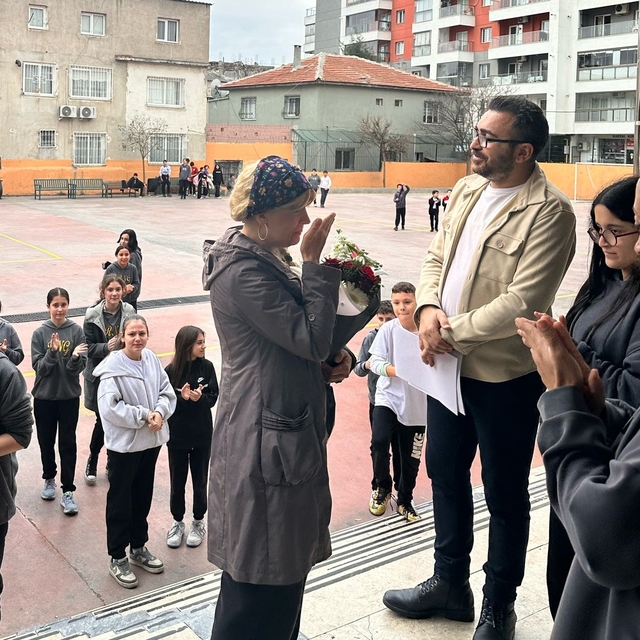 İzmir'de hastalığı nedeniyle emekli olan öğretmene duygusal uğurlama