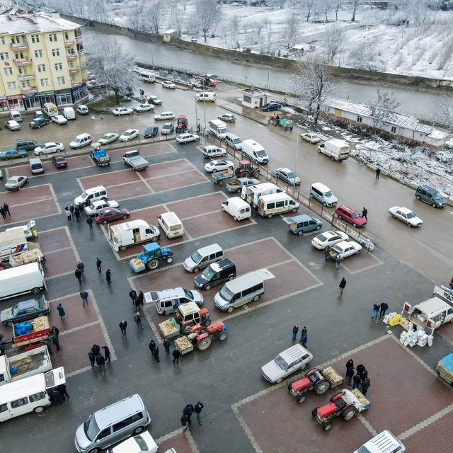Kastamonu'da sarımsak pazarında soğuk ve kar etkili oldu