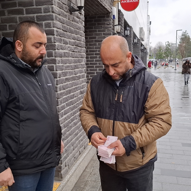 Hesabına yanlışlıkla gelen paranın sahibini bulup teslim etti