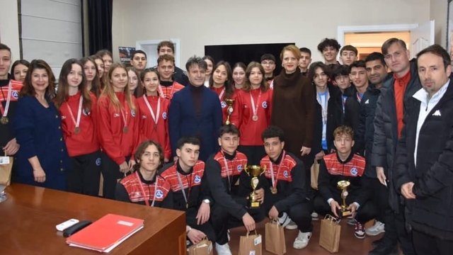 Gelibolu Belediye Başkanı Soyuak, başarılı sporcu öğrencileri ağırladı