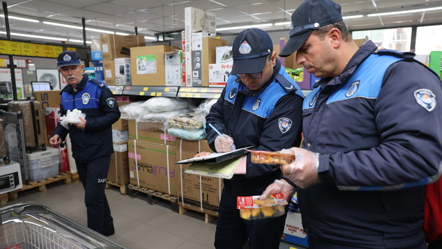 Akdeniz'de zabıta ekipleri zincir marketleri denetledi