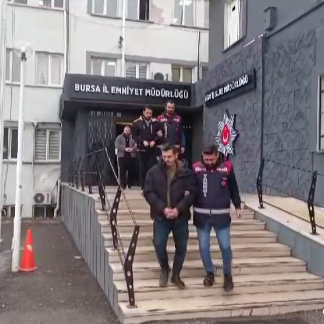 18 kişiyi yıllık kart aidat borcu olduğunu söyleyip, 2 milyon 500 bin TL do...