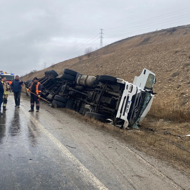 Ankara'da devrilen tırdaki 1 kişi öldü, 1 kişi yaralandı