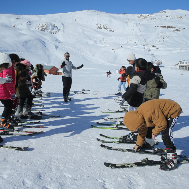 Hakkari'de günde 100 öğrenci kayakla buluşturuluyor
