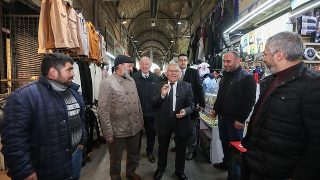 Başkan Büyükkılıç, Kapalı Çarşı'da esnaf ve vatandaşlarla bir araya geldi