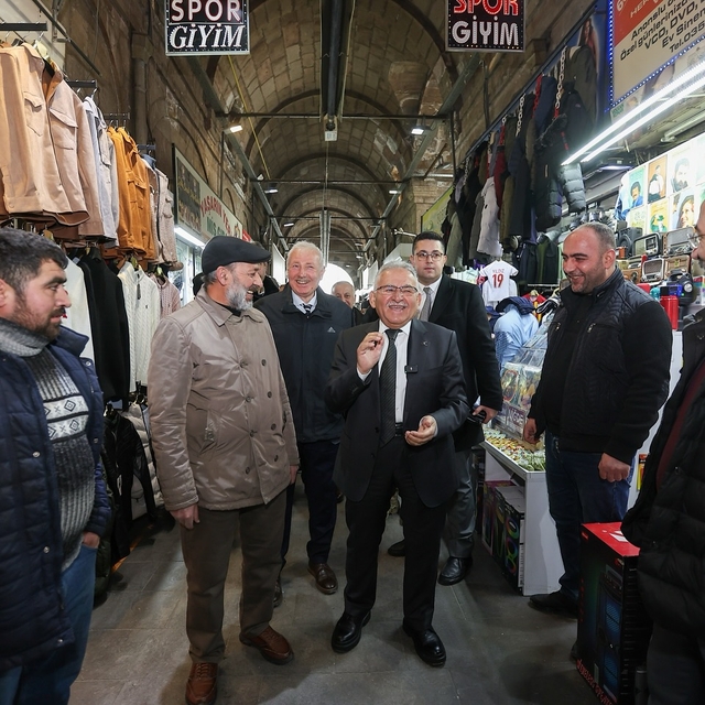 Başkan Büyükkılıç, Kapalı Çarşı'da esnaf ve vatandaşlarla bir araya geldi
