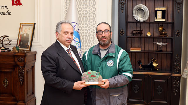 Başkan Yalçın, parkta çalışırken bulduğu parayı polise teslim eden personeli ağırladı