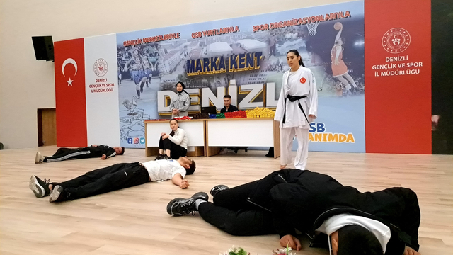 Denizli'de öğrenciler, karate gösterisiyle kadına şiddete dikkati çekti