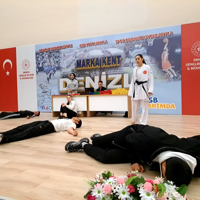 Denizli'de öğrenciler, karate gösterisiyle kadına şiddete dikkati çekti