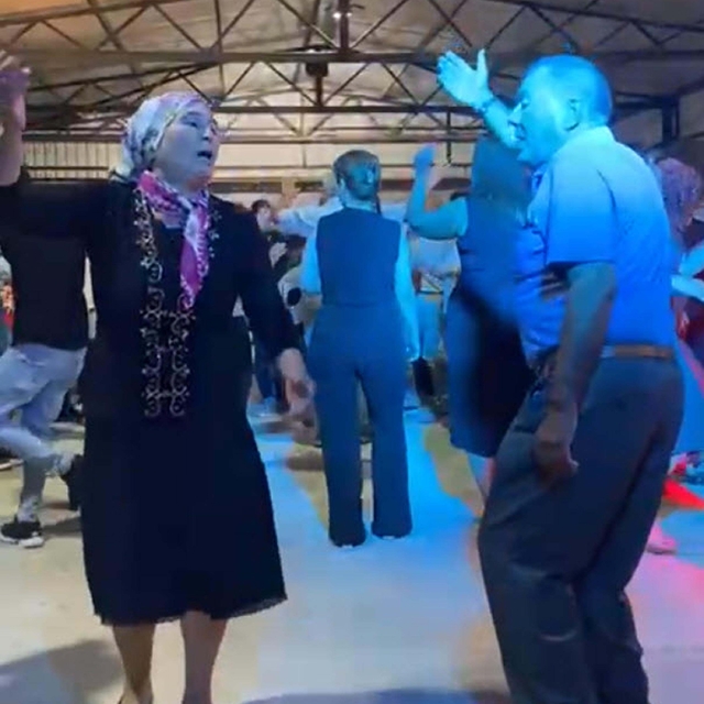 Düğünlerde oynayan Muğlalı çiftin videolarına yoğun ilgi