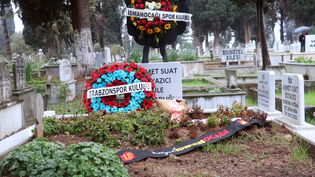 Ahmet Suat Özyazıcı, mezarı başında anıldı