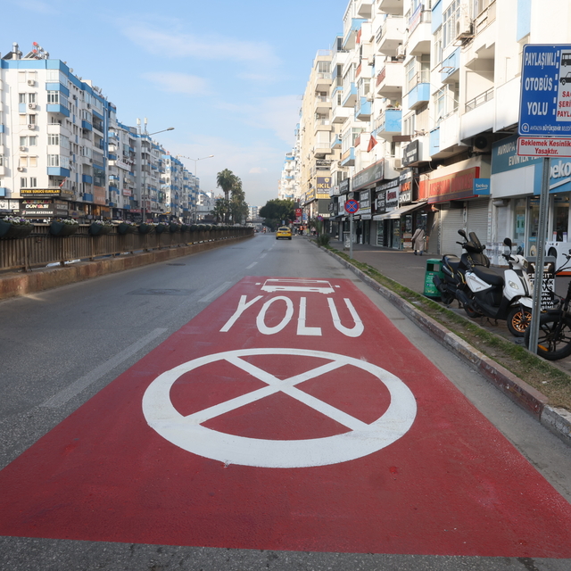 Antalya'da halk otobüsleri için özel şerit uygulaması başladı