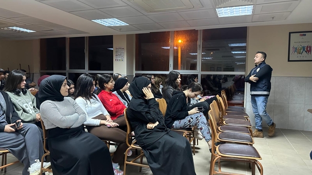 Mersin'de polis ekipleri yurtta kalan öğrencilerle buluştu