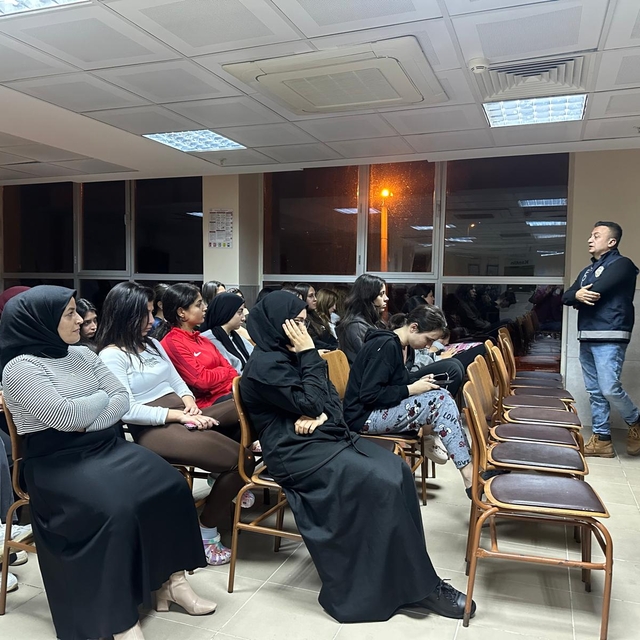 Mersin'de polis ekipleri yurtta kalan öğrencilerle buluştu