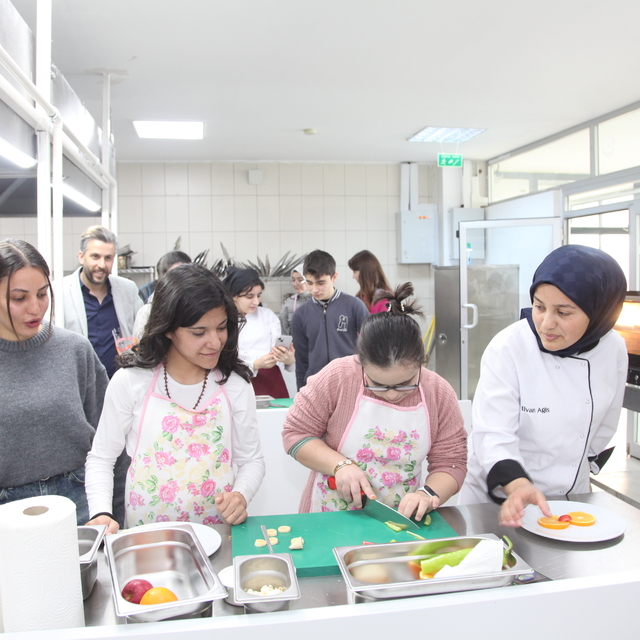 Bitlis'te zihinsel engelli öğrenciler, üniversite mutfağında kahvaltı hazır...