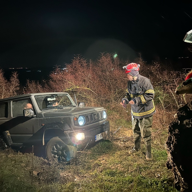Yalova'da bulundukları cip çamura saplanınca mahsur kalan 2 kişi kurtarıldı
