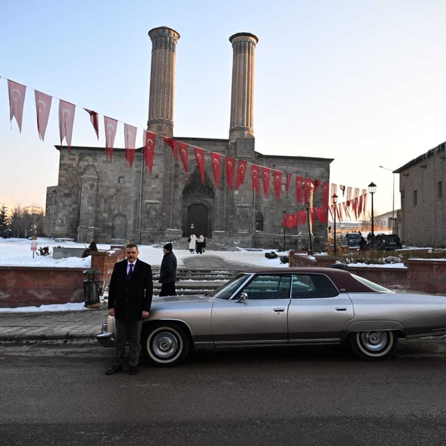 Erzurum Valisi Çiftçi, klasik otomobille şehir turu attı