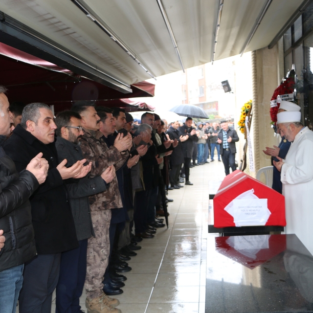 Kalp krizi sonucu hayatını kaybeden polisin cenazesi Trabzon'da defnedildi