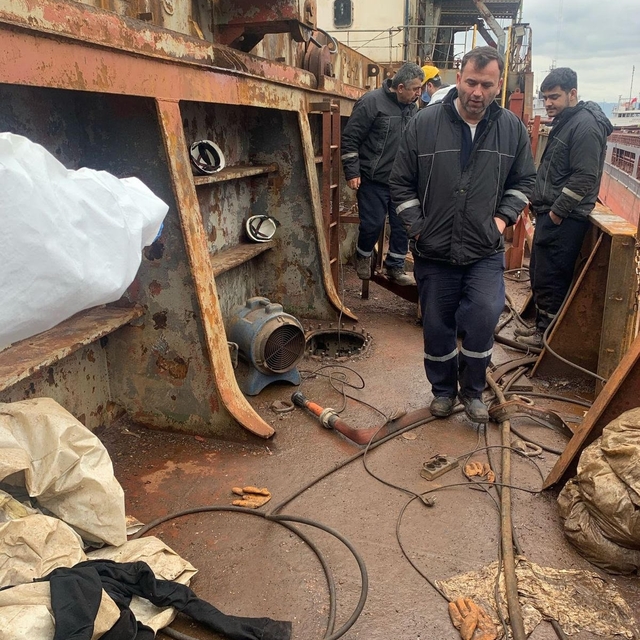 Geminin yakıt tankında oksijenli sıcak kesim yapan 4 işçi, kıvılcım parlama...