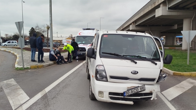 Otomobil ile kamyonet çarpıştı; 3 yaralı