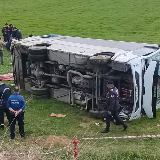 Denizli'de öğrenci servis midibüsü devrildi; yaralılar var (1)