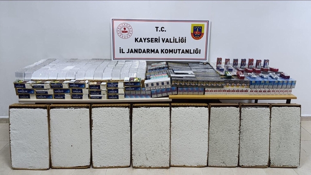 Kayseri'de yaş pasta kutularına ve kanepenin altına gizlenmiş kaçak sigara ile makaron ele geçirildi