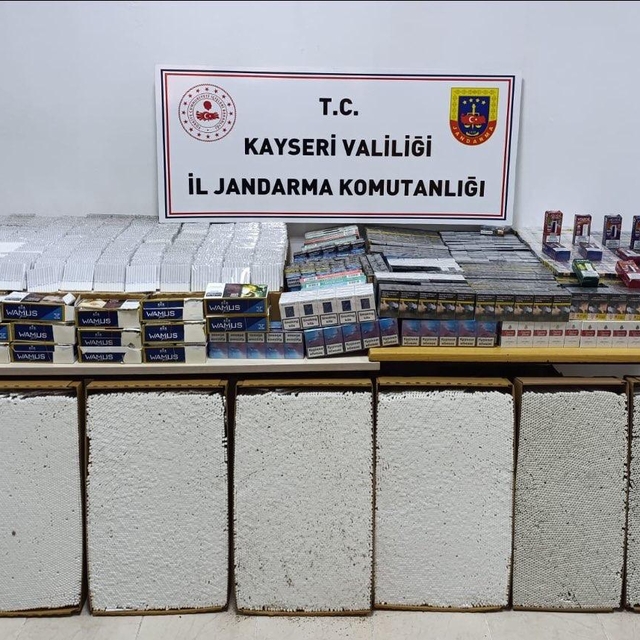 Kayseri'de yaş pasta kutularına ve kanepenin altına gizlenmiş kaçak sigara...