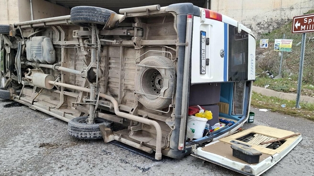 İzmir'de yolcu minibüsü ile hafif ticari araç çarpıştı: 9 yaralı